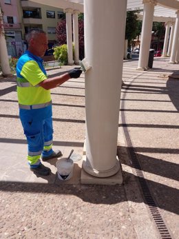 Un trabajador de Emaya quita las pintadas vandálicas de la plaza de las Columnas.
