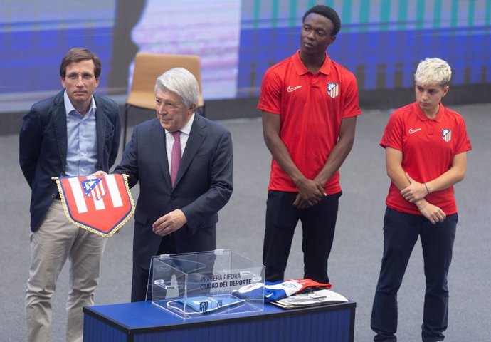 El presidente del Atlético de Madrid, Enrique Cerezo (2i), sujeta el escudo del Atlético de Madrid durante el acto de la colocación de la primera piedra de la Ciudad del Deporte, en el Estadio Cívitas Metropolitano, a 2 de julio de 2024, en Madrid (España