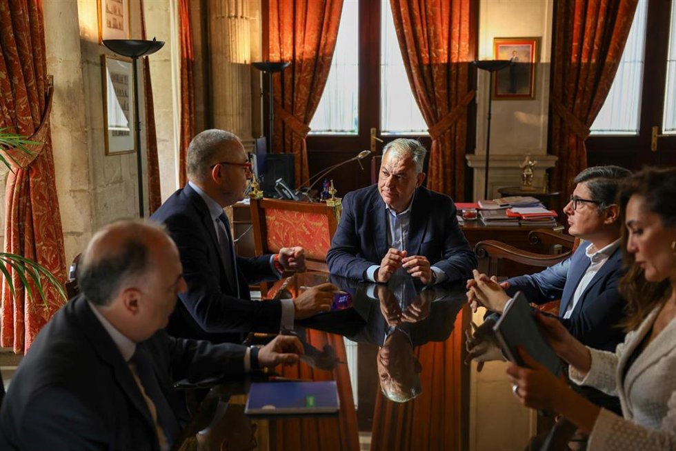 El Alcalde de Sevilla, José Luis Sanz, en una reunión con el director de la Agencia Espacial Española (AEE), Juan Carlos Cortés.