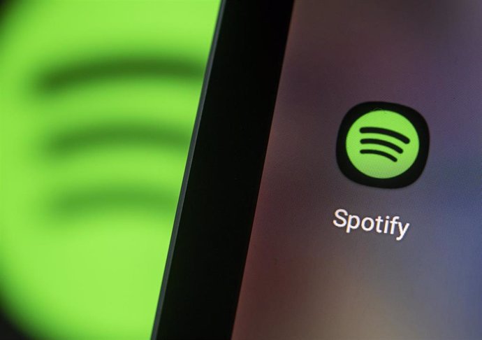 Archivo - FILED - 28 April 2021, Berlin: The logo of the Spotify app can be seen on the screen of a smartphone. Photo: Fabian Sommer/dpa