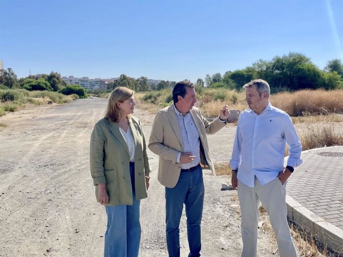 La secretaria general de los populares onubenses, Berta Centeno; el presidente del PP de Huelva y parlamentario andaluz, Manuel Andrés González (centro); y  el vicesecretario de Organización del PP-A, Alejandro Romero.