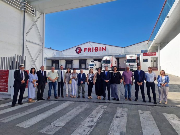 El consejero de Sanidad, José Luis Bancalero, junto a representantes del Departamento y del Ayuntamiento de Binéfar, durante su visita a la empresa Fibrin.