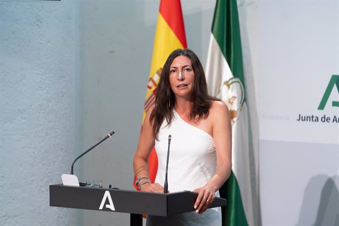 La consejera de Inclusión Social, Juventud, Familias e Igualdad, Loles López, interviene en la rueda de prensa posterior al Consejo de Gobierno. 