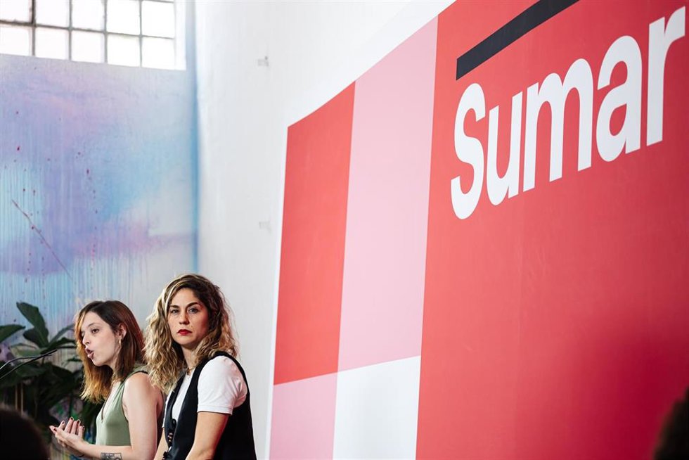 La secretaria de Comunicación de Sumar, Elizabeth Duval (i) y la secretaria de Organización de Sumar, Lara Hernández (d), durante una rueda de prensa, en el Espacio Rastro, a 24 de junio de 2024, en Madrid (España). Durante la rueda de prensa, han habla