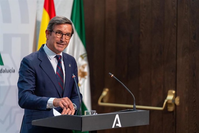 El consejero de Política Industrial y Energía Jorge Paradela Gutiérrez interviene en la rueda de prensa posterior al Consejo de Gobierno de este martes 2 de julio de 2024.