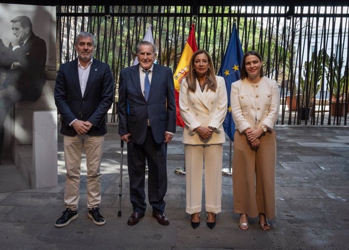 El presidente de Canarias, Fernando Clavijo; el expresidente Manuel Hermoso; la viuda de Adán Martín, Pilar Parejo, y la consejera Migdalia Machín