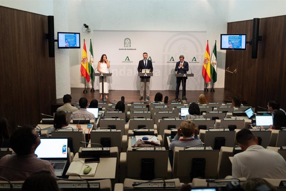 El portavoz del gobierno andaluz, Ramón Fernández-Pacheco (c), acompañado del consejero de Política Industrial Jorge ParadelaGutiérrez y la consejera de Igualdad LolesLópez(i) en la rueda de prensa en el Palacio de San Telmo