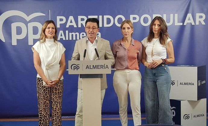 Julia Ibáñez, Manuel Guzmán, Ana Martínez Labella y Carmen Belén López (PP) en la rueda de prensa sobre la iniciativa de las líneas del tren de cercanías al Poniente y al Bajo Andarax