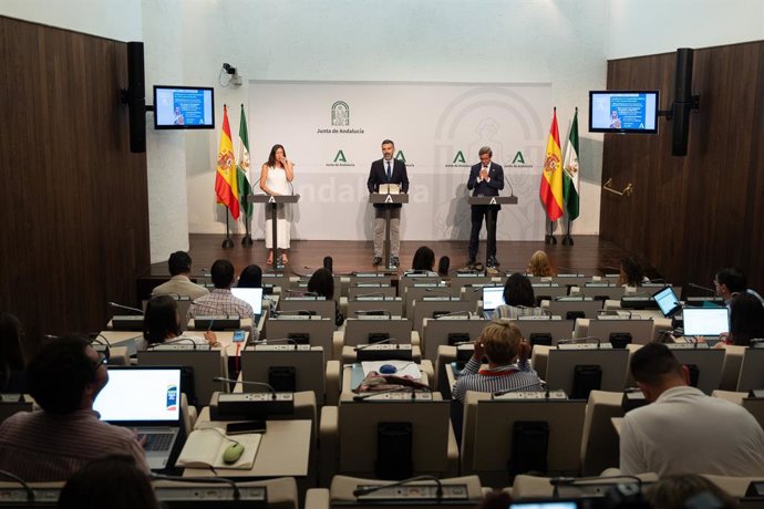 El consejero de Sostenibilidad, Medio Ambiente y Economía Azul y portavoz del gobierno andaluz, Ramón Fernández-Pacheco (c), acompañado del el consejero de Política Industrial y Energía Jorge Paradela Gutiérrez (d) y la consejera de Integración Social, Ju