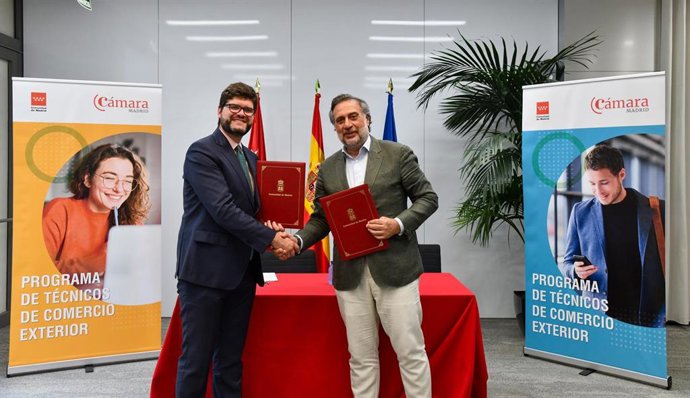 El presidente de la Cámara de Comercio de Madrid, Ángel Asensio, y el viceconsejero de Economía y Empleo, Daniel Rodríguez Asensio.