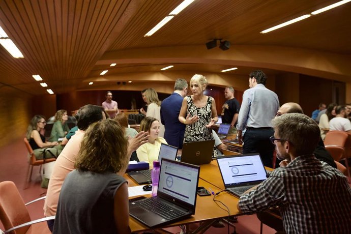 La consejera de Desarrollo Educativo, Patricia del Pozo, en su visita al centro operativo montado para las últimas oposiciones de educación celebradas en Andalucía.