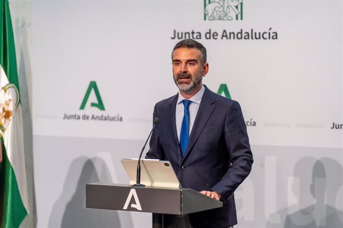 El consejero de Sostenibilidad, Medio Ambiente y Economía Azul y portavoz del gobierno andaluz, Ramón Fernández-Pacheco, interviene en la rueda de prensa posterior al Consejo de Gobierno.