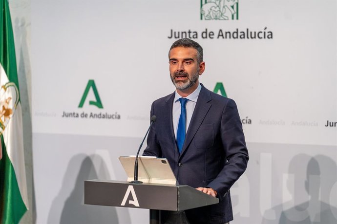 El consejero de Sostenibilidad, Medio Ambiente y Economía Azul y portavoz del gobierno andaluz, Ramón Fernández-Pacheco, interviene en la rueda de prensa. A 02 de julio de 2024, en Sevilla (Andalucía, España). Rueda de prensa posterior a la reunión del Co
