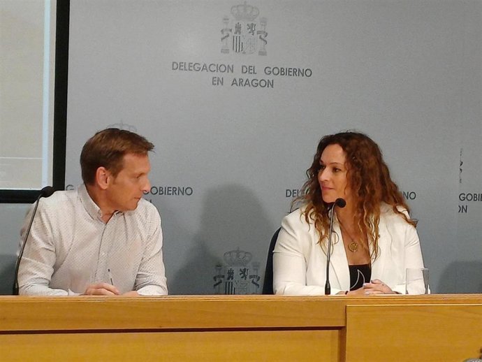 La subdelegada del Gobierno en Zaragoza, Noelia Herrero, y el alcalde de Urriés, Armando Soria, en la presentación de la plataforma web 'REDonsella'.