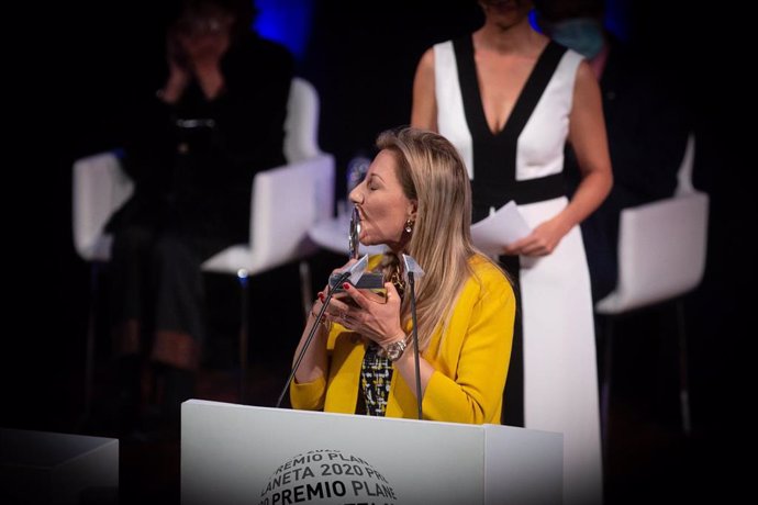 Archivo - La escritora Eva García Sáenz de Urturi besa su premio tras ser galardonada con el Premio Planeta 2020 por su novela 'Aquitania', durante la ceremonia de entrega del Premio Planeta de Novela 2020, en Barcelona, Catalunya (España) a 15 de octubre