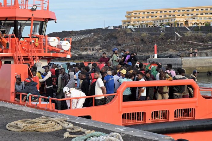 Una embarcación de Salvamento Marítimo rescata a 190 migrantes que llegaron anoche en una patera, en el puerto de la Restinga de El Hierro, a 6 de junio de 2024, en El Hierro
