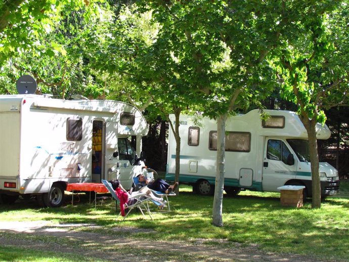 Archivo - Caravanas en un camping