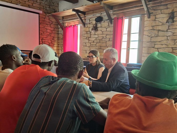 Campo, con una representación de los migrantes alojados en el albergue Pirenarium de Sabiñánigo.