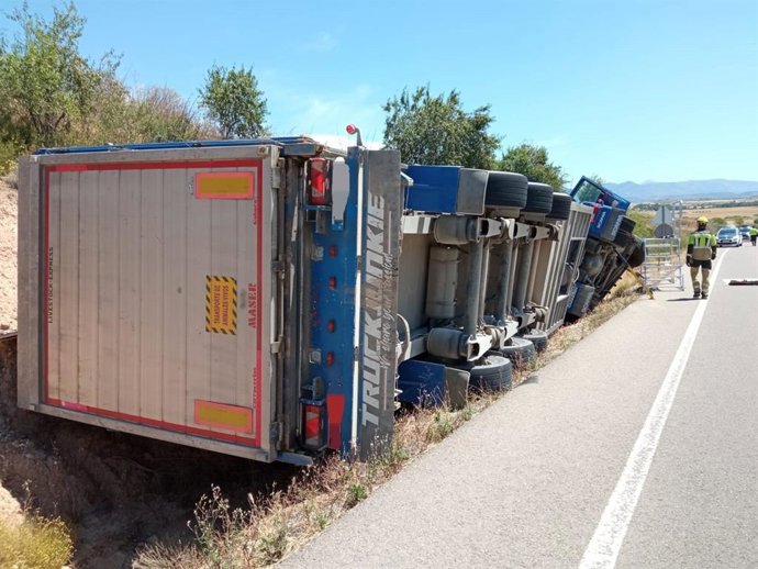 El camión accidentado este martes en la A-132 entre las localidades oscenses de Quinzano y Loscorrales.