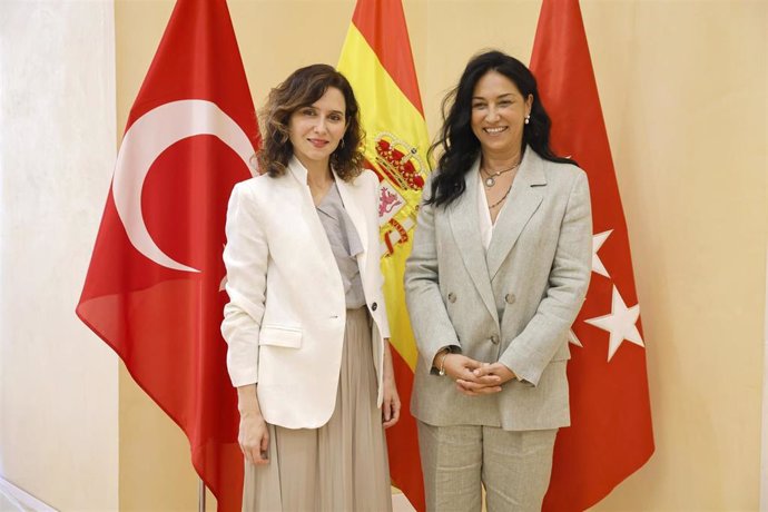 La presidenta de la Comunidad de Madrid, Isabel Díaz Ayuso, ha mantenido este martes un encuentro institucional en la Real Casa de Correos, sede del Ejecutivo autonómico, con la embajadora de la República de Turquía en España, Nüket Küçükel Ezberci.