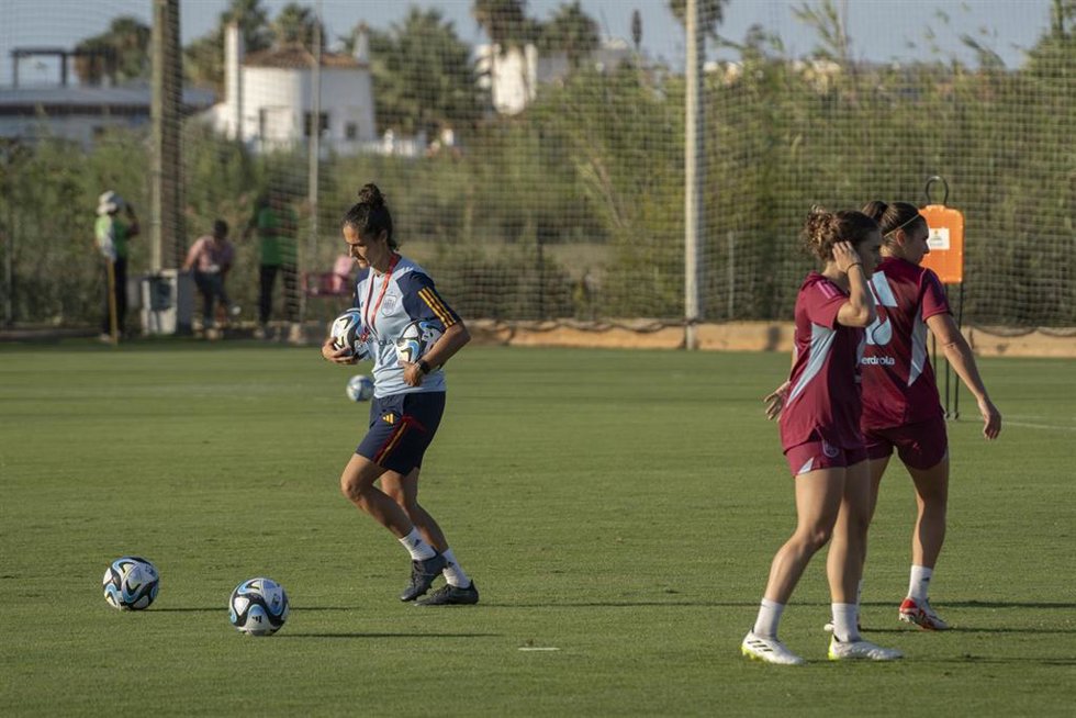 Archivo - Montse Tomé durante un entrenamiento con la selección femenina