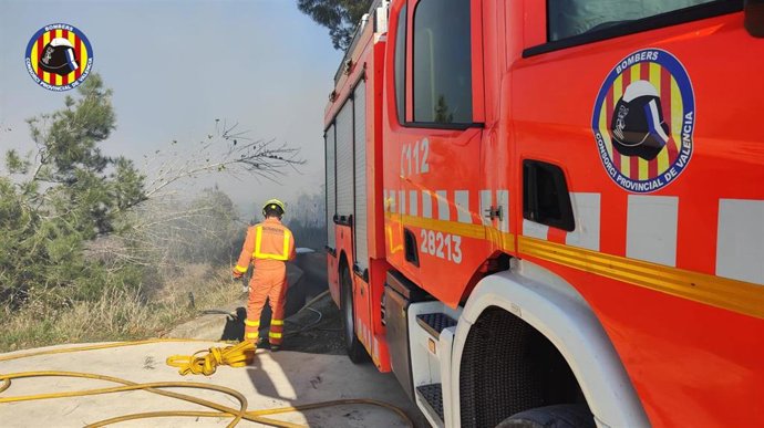 Archivo - Bomberos trabajando en un incendio, en una fotografía de archivo