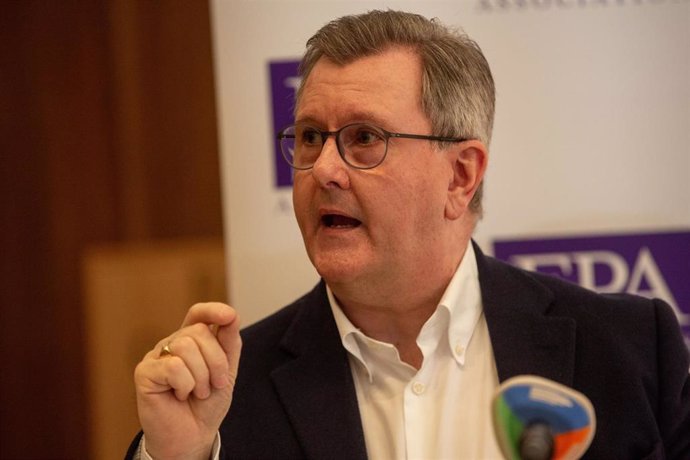 Archivo - February 12, 2024, London, England, United Kingdom: Leader of  the Democratic Unionist Party (DUP) of Northern Ireland  JEFFREY DONALDSON is seen talking to members of foreign press at briefing in London organised by Foreign Press Association.