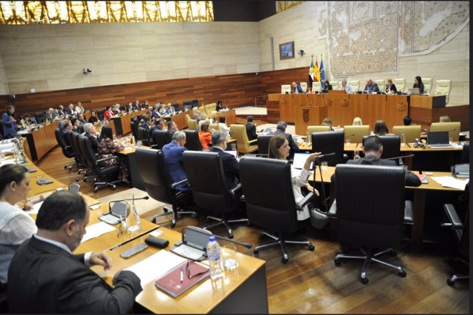 Pleno en la Asamblea de Extremadura en una imagen de archivo