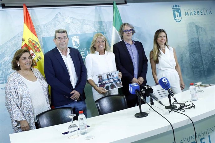 La alcaldesa de Marbella en la presentación del encargo de un estudio a la UMA.