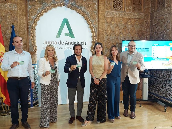 Presentación del servicio de bus lanzadera a las playas del Parque Natural de Cabo de Gata (Almería).