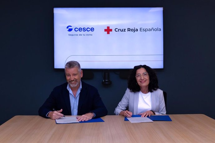 El presidente ejecutivo de Cesce, Fernando Salazar Palma, y la presidenta de Cruz Roja, María del Mar Pageo Giménez.