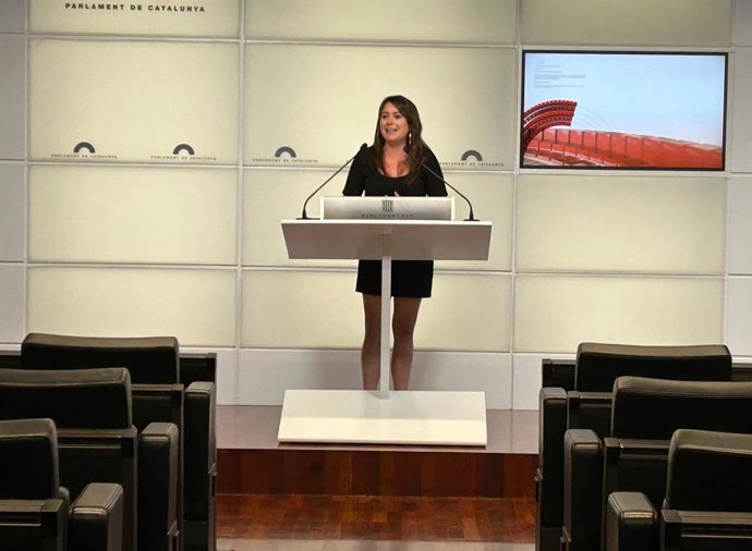 La diputada de la CUP Laure Vega en una rueda de prensa en el Parlament