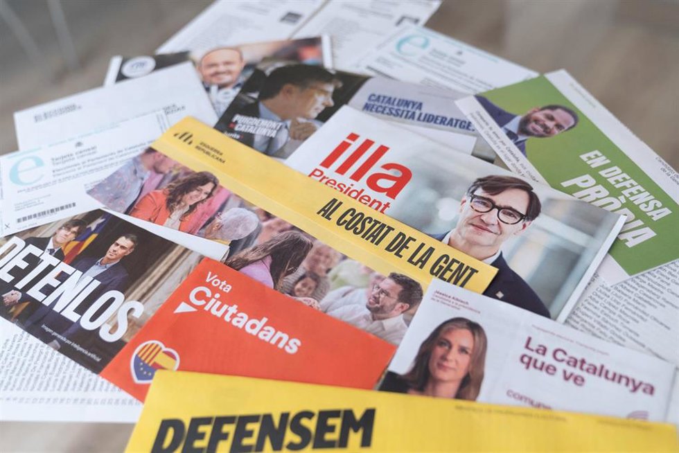 Archivo - Propaganda electoral de todos los partidos para las elecciones catalanas del 12M, a 8 de mayo de 2024, en Barcelona, Catalunya