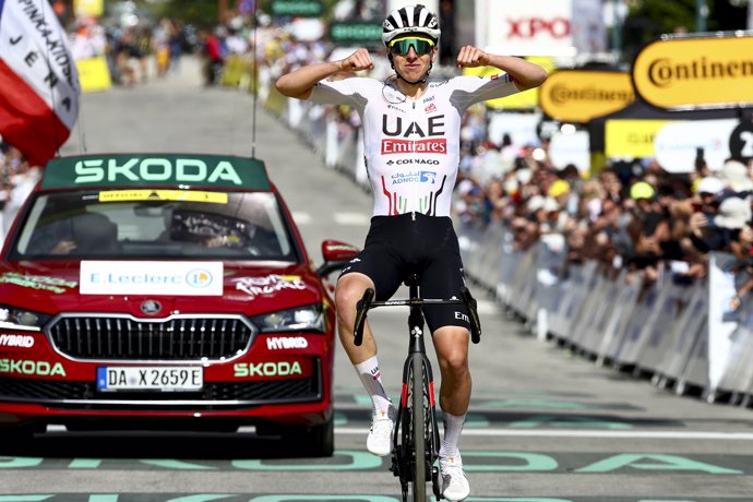 El ciclista esloveno Tadej Pogacar celebra su triunfo en la cuarta etapa del Tour de Francia de 2024.