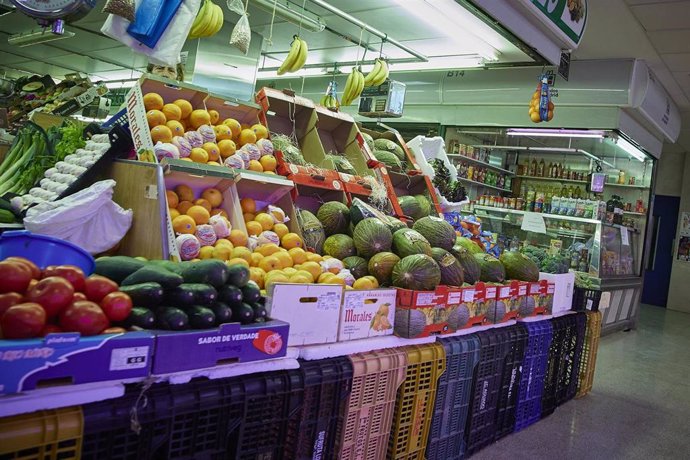 Archivo - Un estante de hortalizas y frutas en el Mercado Municipal de Pacífico, a 6 de agosto de 2022, en Madrid (España). 