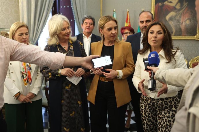 Archivo - La alcaldesa de El Gastor atiende a los periodistas el día que se firmó la entrega del edificio del centro de salud a la Junta.