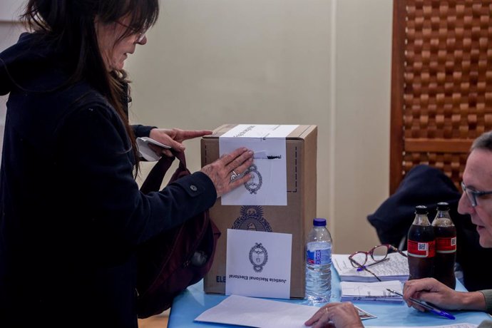 Archivo - Una persona introduce su papeleta durante las votaciones para las elecciones en Argentina, en el Colegio Mayor Argentino de Madrid, a 19 de noviembre de 2023, en Madrid (España). 