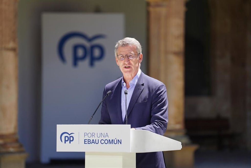 El presidente del Partido Popular, Alberto Núñez Feijóo, interviene durante una reunión para abordar la EBAU única, a 1 de julio de 2024, en Salamanca, Castilla y León (España). Las comunidades autónomas del Partido Popular han mantenido un encuentro pa