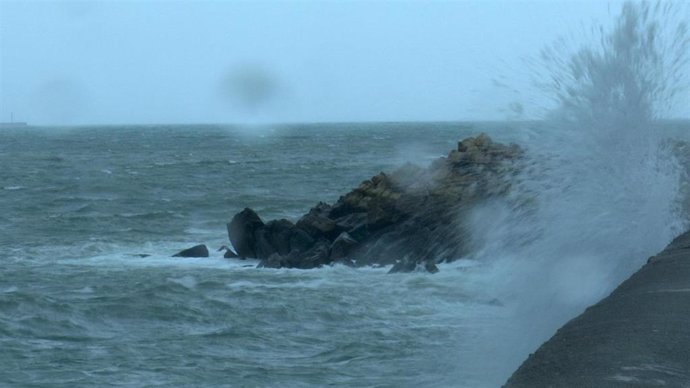 Archivo - Una ola impacta en una roca en la playa de Ereaga, en Getxo (Bizkaia).