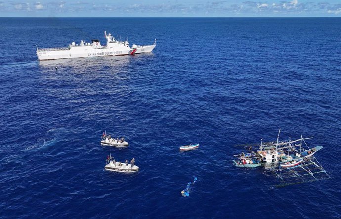 Imagen de archivo de un buque filipino y varios barcos pesqueros filipinos en el mar de China Meridional.