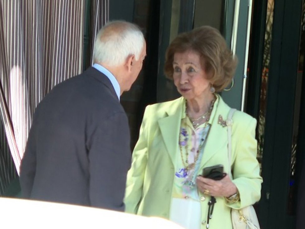 LA REINA SOFÍA SE REÚNE CON UNOS AMIGOS Y SU HERMANA IRENE DE GRECIA EN UN CONOCIDO RESTAURANTE DE MADRID