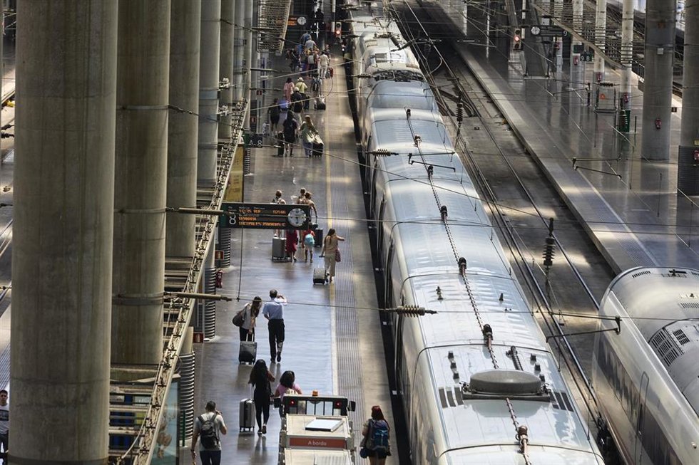 Archivo - Varias personas caminan por un andén en la estación de Ave Madrid - Puerta de Atocha