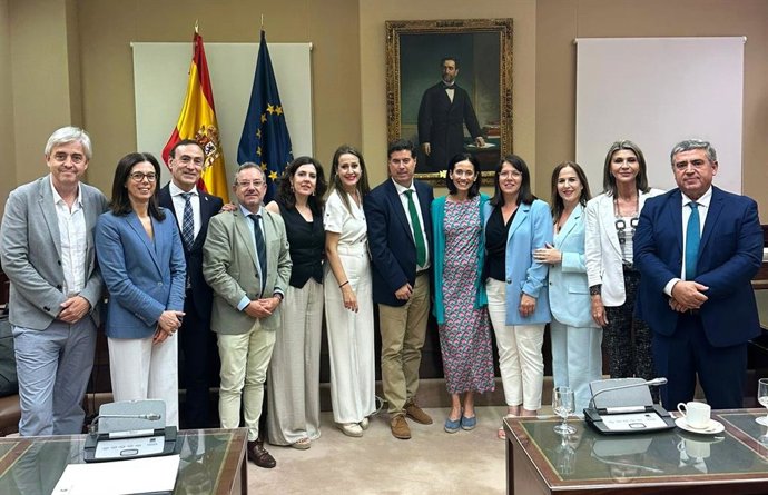 El diputado cordobés del PP Bartolomé Madrid (dcha.) en el Congreso de los Diputados.