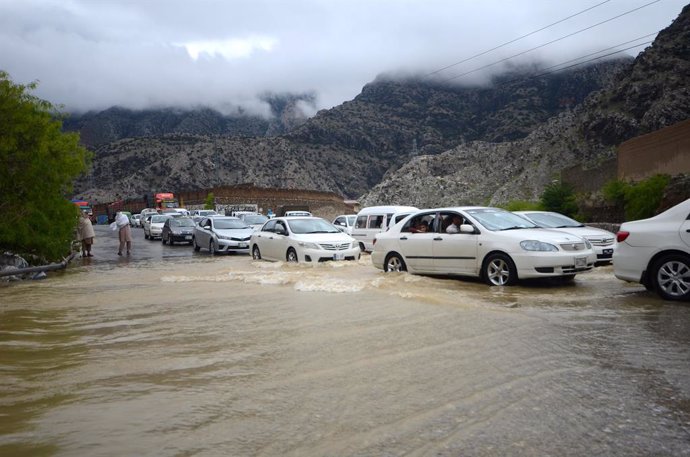 Archivo - 20 April 2024, Pakistan, Peshawar: Cars wade into the flood water in the Khyber district after a heavy rains.