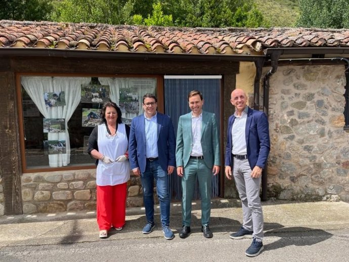El consejero de Política Local, Infraestructuras y Lucha contra la Despoblación, Daniel Osés, visita el nuevo local de suministro de pan y alimentos de Brieva de Cameros