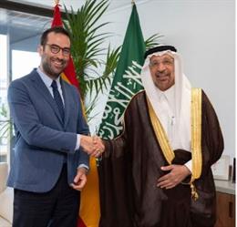 Archivo - El ministro de Economía, Comercio y Empresa de España, Carlos Cuerpo, y el ministro de Inversiones de Arabia Saudí, Khalid Al-Falih.