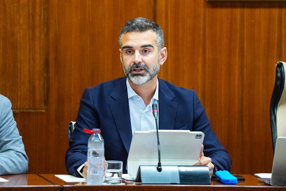 El consejero de Sostenibilidad, Medio Ambiente y Economía Azul, Ramón Fernández-Pacheco, en Comisión del Parlamento de Andalucía.