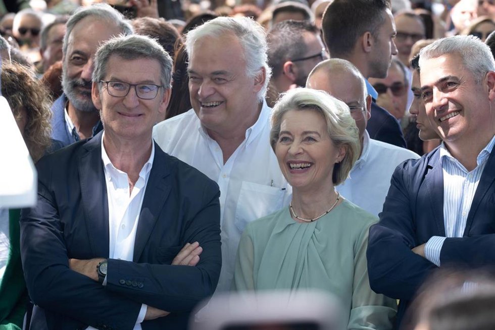 Archivo - (I-D) El presidente del Partido Popular, Alberto Núñez Feijóo, la presidenta de la Comisión Europea, Ursula Von der Leyen, y el alcalde de O Pino, Manuel Taboada, durante un acto de campaña del Partido Popular, en la carballeira da Madalena, a