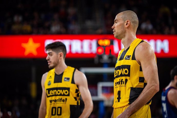 Archivo - El pívot serbio Oliver Stevic en un partido del Lenovo Tenerife en el Palau Blaugrana de Barcelona