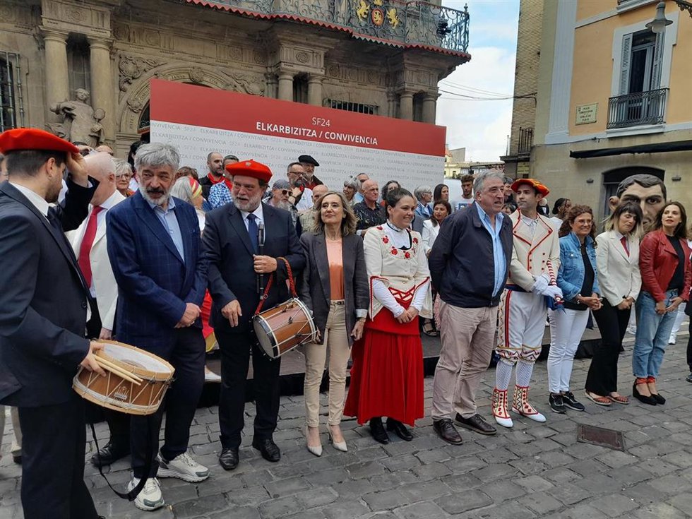 Más de 70 personas se unen "en apoyo a la convivencia" durante los Sanfermines posando para una fotografía colectiva